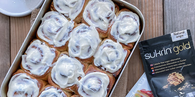 Kanelsnegl med creme og dadelremonce