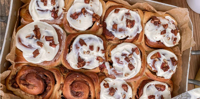 Kaloriefattige kanelsnegle med æbletern