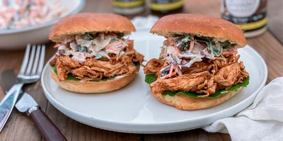 Proteinrig pulled chicken burger med coleslaw